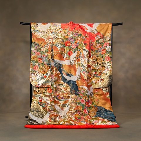 金地に映える古典柄と手刺繍が豪華な「飛鶴と花車」
