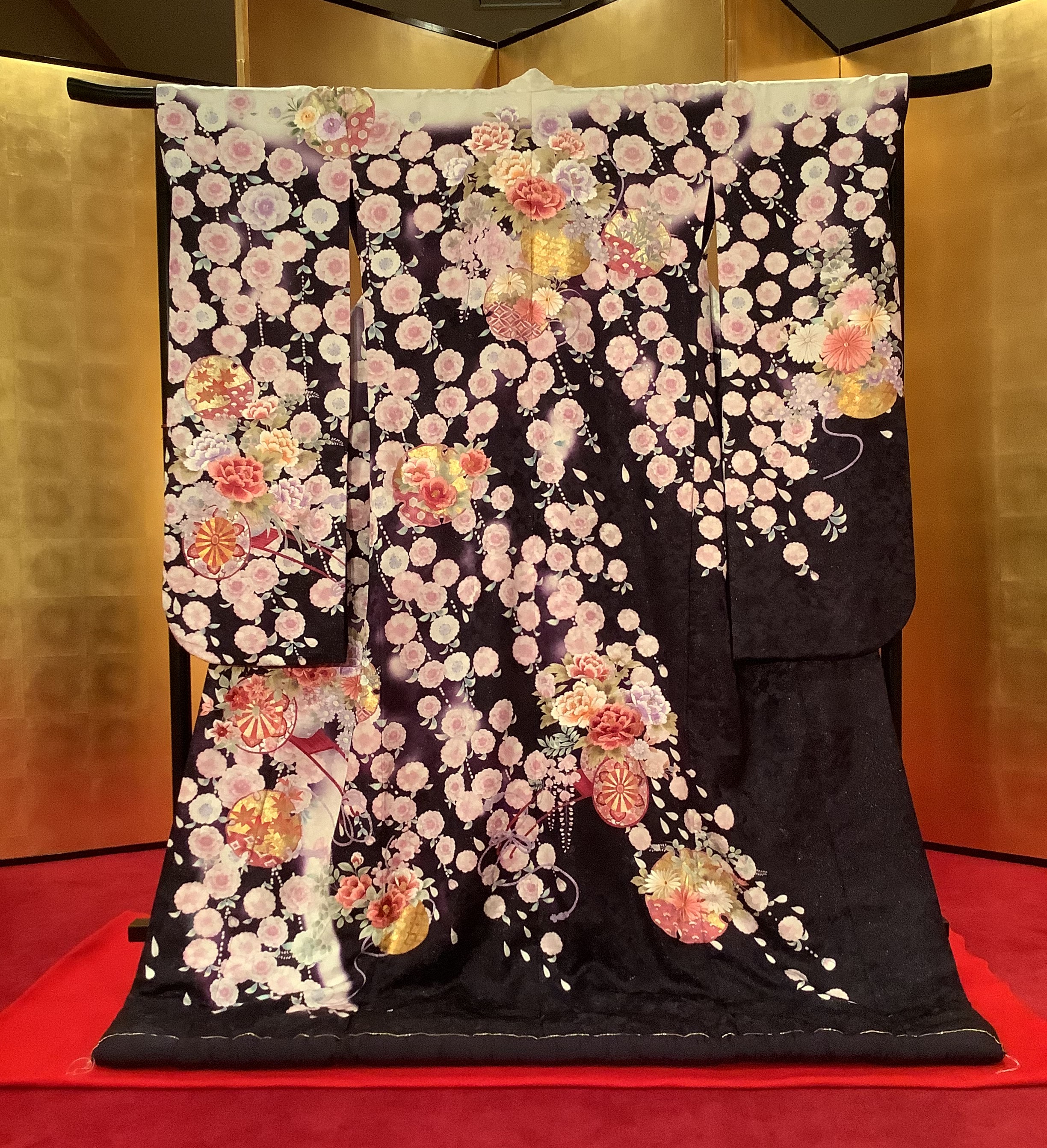 織・生地に織り込まれた箔がキラキラと輝く紺地に白暈し　 牡丹の花籠と花車に八重桜