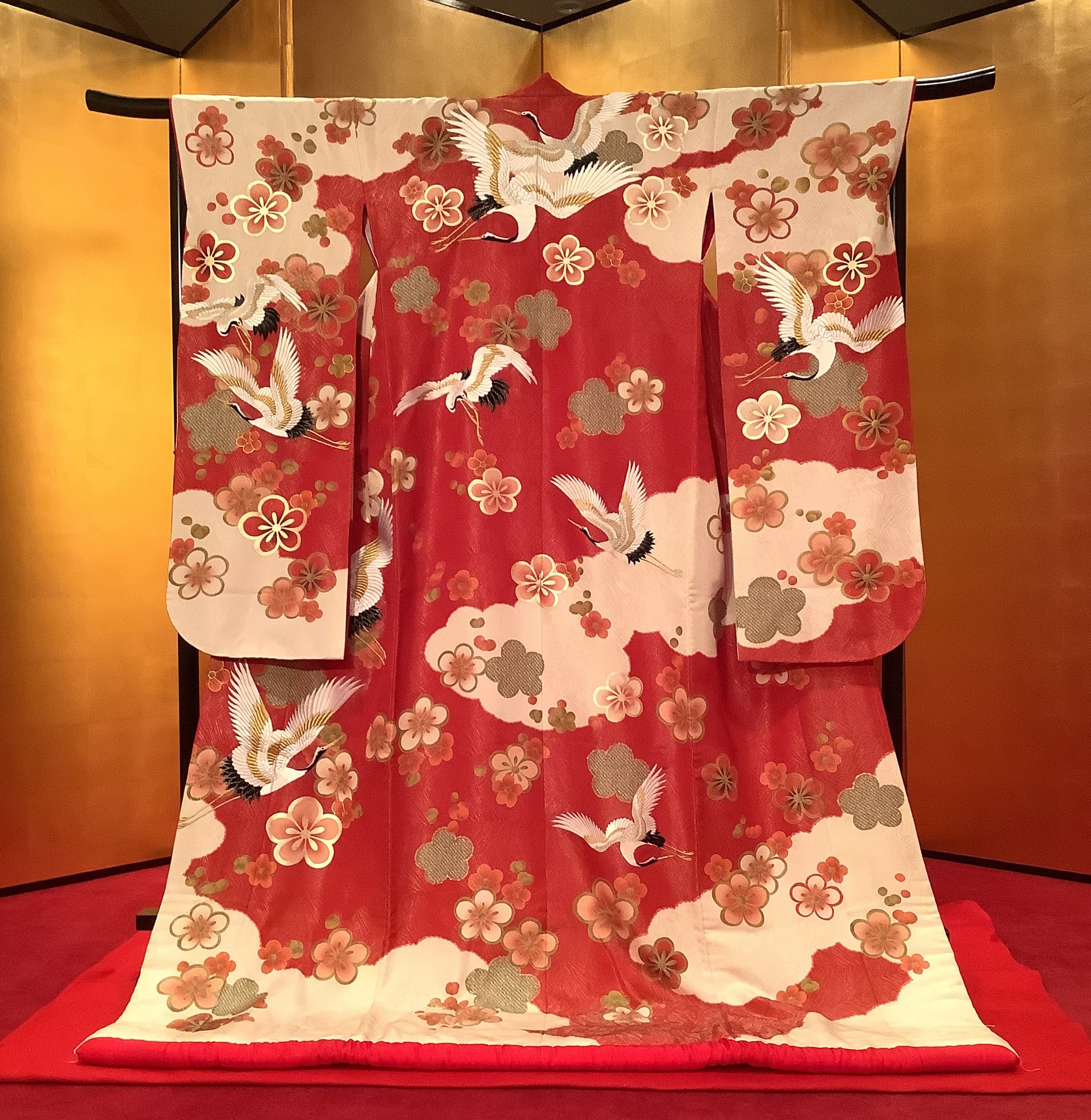 松の葉金織に「鶴と梅の雲取り」大人かわいい上品な打掛